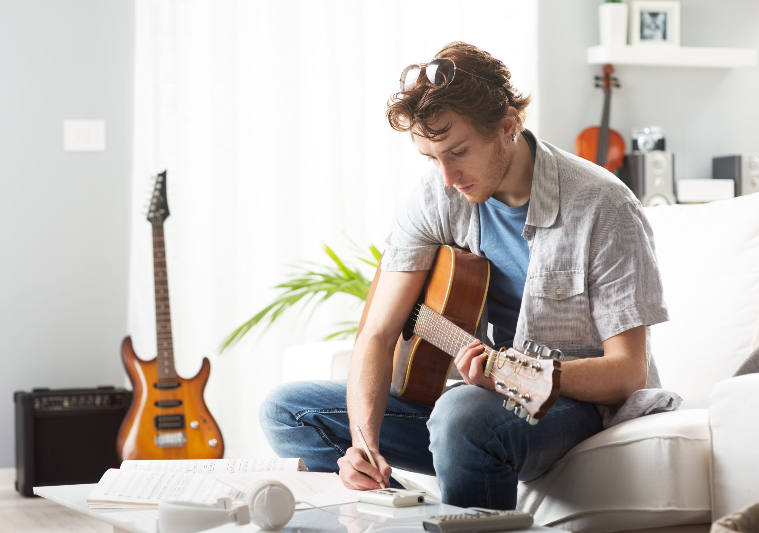 Музыка сиди качество. Человек с гитарой. Человек с электрогитарой. Гитарист с ноутбуком. Человек сидит с гитарой.