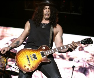 Picture of Slash holding guitar - motivation to learn - learning guitar chords