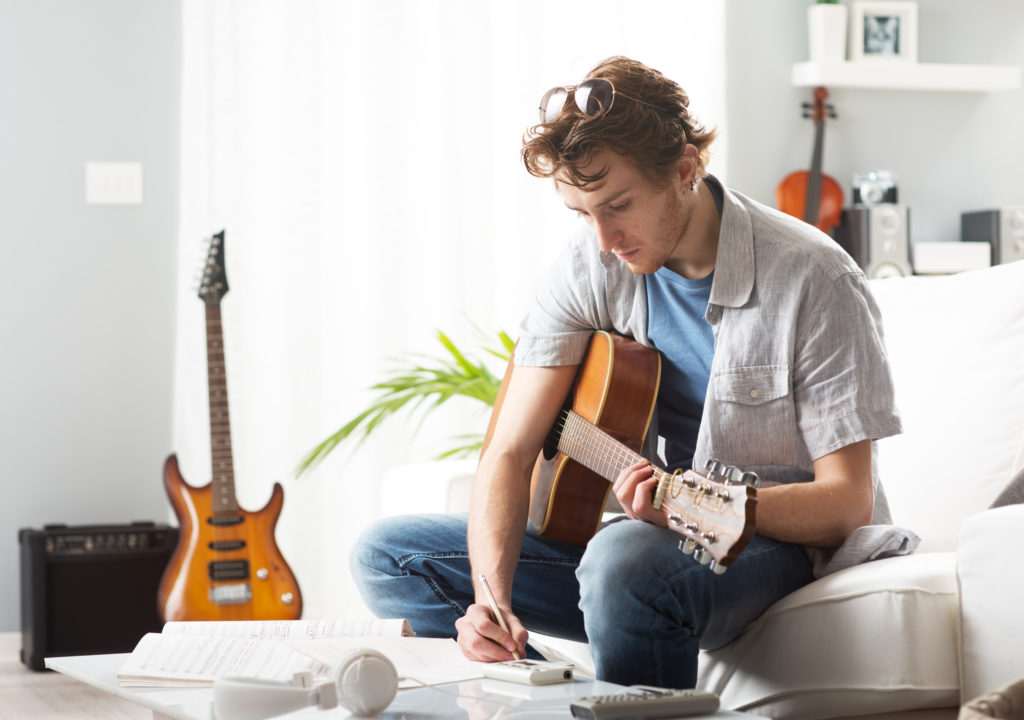 How to learn guitar online in 14 days