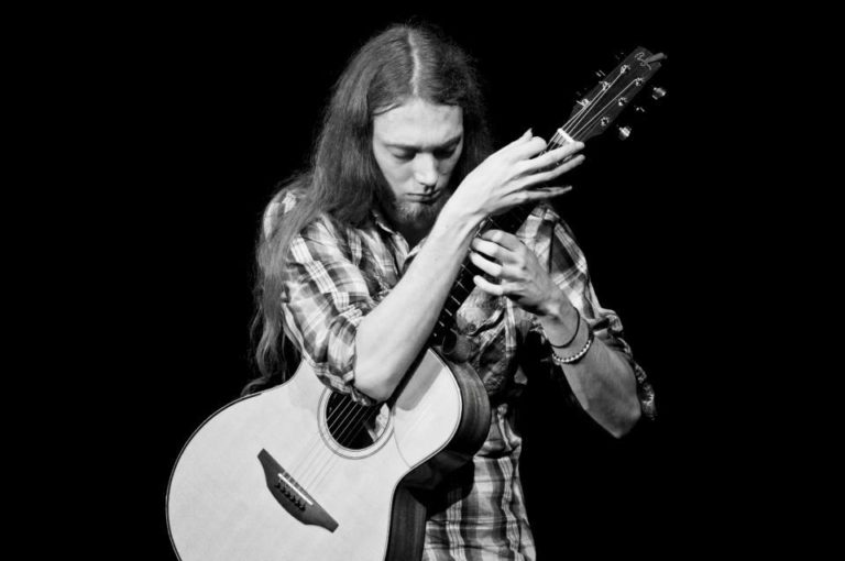 5 Contemporary Fingerstyle Guitar Players You Need to Hear 2 Mike Dawes Uberchord App