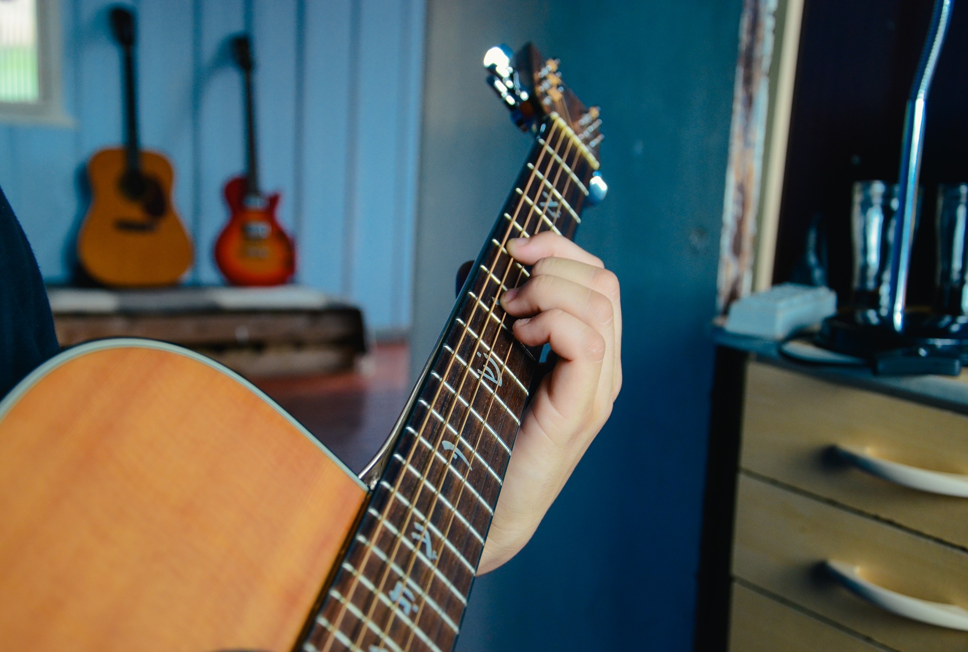 chitarra con accordi dmin