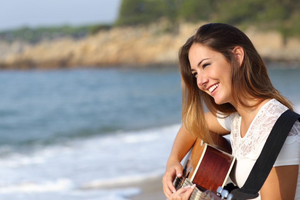 Image with a beautiful guitarist playing a B7 guitar chord.