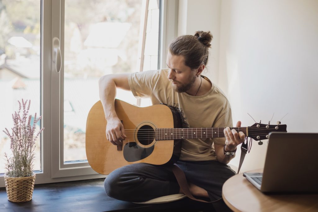 Image of guitar player learning the D7 guitar chord.