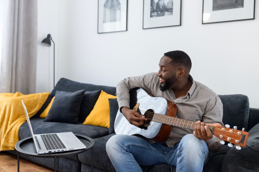 Practicing the E7 guitar chord